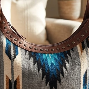 Bolso de Hombro de Cuero Tejido Estilo Bohemio Occidental Vintage de Royal International, Bolso Bandolera con Flecos Hecho a Mano para Mujer, Estilo Tribal del Suroeste - Product Image 3