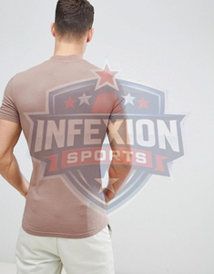 Camiseta de punto de manga corta con cuello alto y corte ajustado para hombre en color marrón moca - Product Image 4