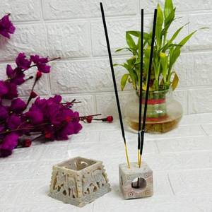 Eleve su espacio Soporte de palo de incienso de mármol natural Adición duradera y elegante a cualquier decoración del hogar a la venta - Product Image 1