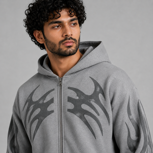Ensemble de survêtement gris pour homme avec veste à capuche zippée et pantalon large à imprimé abstrait foncé pour le streetwear - Product Image 3