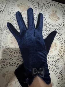 Gants de cyclisme de luxe blancs et noirs antidérapants respirants en polyester et nylon avec revêtement polyuréthane – Élégance et performance - Product Image 2
