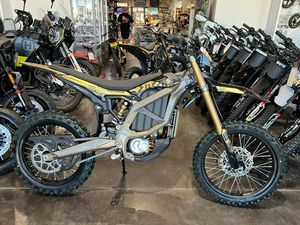 จัดส่งฟรี รถมอเตอร์ไซค์วิบากไฟฟ้า Sur-Rons Ultra Bee สีดำ รุ่นใหม่ ปี 2025 74V 21KW ราคาขายส่ง - Product Image 4