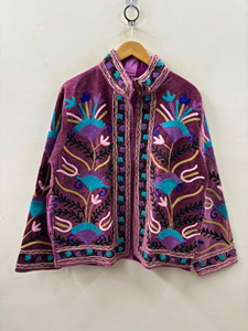 Manteau en velours Suzani fait main de style vintage pour femmes, veste d'hiver bohème traditionnelle brodée, cadeau pour femmes - Product Image 1