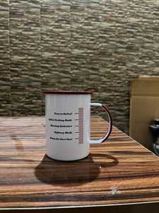 แก้วกาแฟโลหะสีดำพร้อมลายพิมพ์ตัวอักษร ดีไซน์สร้างสรรค์ แปลกใหม่ เหมาะสำหรับการตั้งแคมป์ ความจุ 450 มล. พร้อมหูจับ มีสินค้าในสต็อก - Product Image 4