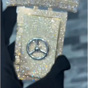 Colgante Personalizado de Oro Sólido con Moissanita y Diamantes Estilo Hip Hop DMC Mercedes, Joyería de Lujo - Product Image 1