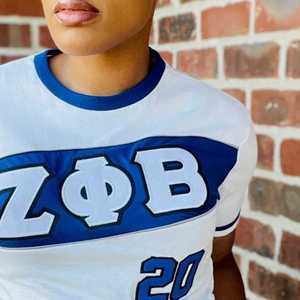 Camiseta Premium Blanca de Zeta Phi Beta con Bordado Azul de Letras Griegas para Mujer, Estilo Deportivo, Uso Casual - Product Image 5