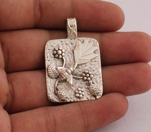 Colgante de abeja de panal de abejas de plata de ley 925 vintage con engaste de bisel de malaquita, estilo minimalista bohemio, amuleto de collar con diseño de animal, regalo para - Product Image 1