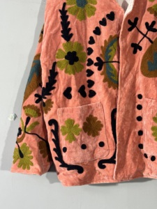 เสื้อแจ็คเก็ตกำมะหยี่ปักมือลายซูซานี – เสื้อโค้ทสไตล์โบฮีเมียนสำหรับงานเทศกาล ลายปักดอกไม้และลายเพสลีย์ เสื้อคลุมสไตล์ศิลปะ - Product Image 3