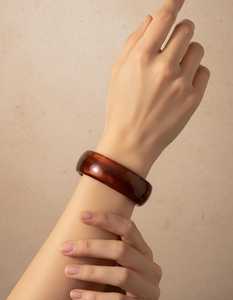 กำไลข้อมือเรซิ่นคริสตัลทันสมัย สีเขียว น้ำตาล น้ำเงิน เบจ ขัดเงา เป็นมิตรกับสิ่งแวดล้อม งานฝีมือเหนือกาลเวลา สำหรับผู้หญิง - Product Image 2