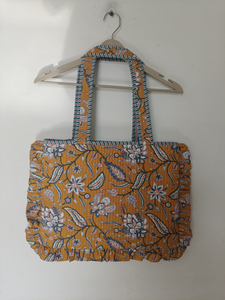 Sac fourre-tout pour ordinateur portable en coton à motif floral avec volants, matelassé, décontracté, à porter à l'épaule, pour usage quotidien, style portable, provenant du Rajasthan - Product Image 2