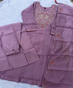 Salwar Kameez en soie lavande vintage pour femmes, coupe régulière, longueur genou, tenue ethnique décontractée, style Inde Pakistan, broderies multiples 87104 - Product Image 3
