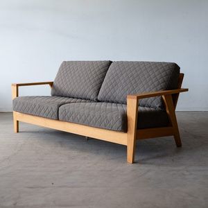 Sofá moderno y elegante de madera maciza con acabados de alta calidad para una sala de estar cómoda. - Product Image 1