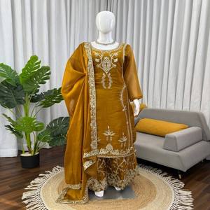 Conjunto de Kurta y Plazzo VASTRA COTTAGE con Lentejuelas y Hilo de Seda, Completamente Cosido con Borde, Ropa Étnica Festiva - Product Image 5