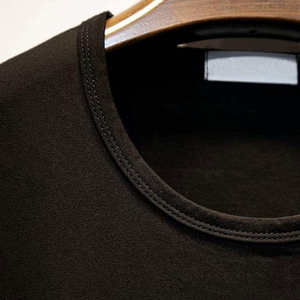 เสื้อยืดแขนสั้นสีดำสำหรับผู้ชาย พิมพ์ลายกลิตเตอร์ ดีไซน์หมวกเบสบอล คอกลม สไตล์ลำลอง - Product Image 4