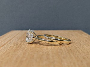 Anillo de Compromiso con Halo Oculto de Moissanita de Corte Ovalado de 2.90 Ct, Oro Blanco/Amarillo de 14K, Lujoso Anillo de Boda y Aniversario para Mujer - Product Image 5