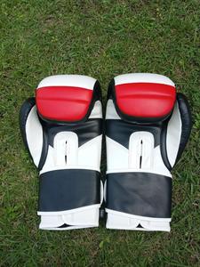 Gants de boxe professionnels en cuir PU rouge, blanc et noir, avec sangle de poignet réglable, équipement d'entraînement, gants de boxe avec logo personnalisé - Product Image 2