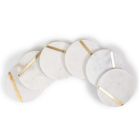 Sous-verres de luxe écologiques en marbre blanc avec élégantes rayures dorées, esthétiques et isolants thermiquement