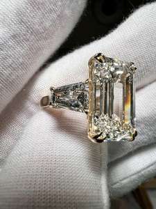 แหวนเพชรโมอิสซาไนต์ทรงเอเมอรัลด์สามเม็ด เงินแท้ 925 เครื่องประดับชั้นดี สำหรับวันครบรอบ ของขวัญสุดน่ารักสำหรับแฟนสาว - Product Image 3