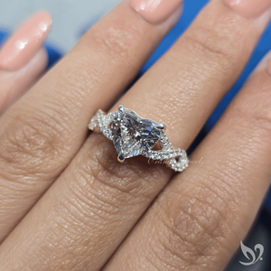 แหวนหมั้นเพชรทรงหัวใจ 2 กะรัต ดีไซน์เกลียวประดับเพชรแบบ Pave  รับรองโดย IGI ทองคำขาว 10K แหวนเจ้าสาว - Product Image 5