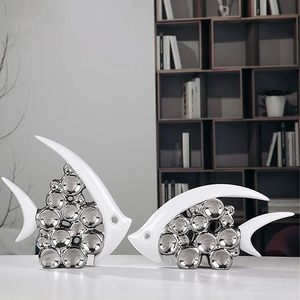 Escultura contemporánea de pez blanco con cuentas plateadas, arte decorativo para mesas - Product Image 4