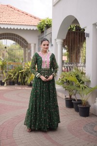 Magnifique robe longue en soie pour femme, style indien, pour les Navratri, avec travail de miroirs et bordure en dentelle, élégante, pour les fêtes. - Product Image 4