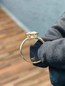 Anillo de Oro Amarillo con Diamante Corte Cojín, Elegante Joyería de Compromiso para Mujer, Diseño Personalizado de Lujo y Calidad Premium - Product Image 3