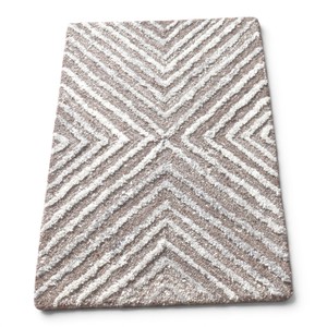 Tapis moderne en laine tufté à la main, motif géométrique chevron et losanges, beige taupe crème, à poils coupés et biseautés - Product Image 1