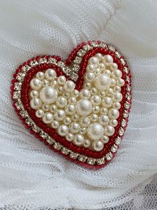 Broche élégante faite à la main MD HANDICRAFTS avec broderie détaillée, accents de cristal et de perles, bijoux de mariage pour femmes et unisexe - Product Image 6