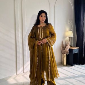 ชุดเดรสผ้าชีฟองเนื้อหนัก Burberry ดีไซน์หรูหรา พร้อมลูกไม้ประดับอย่างสวยงาม กางเกงปาลาซโซ่ และผ้าคลุมไหล่เข้าชุด สำหรับผู้หญิง สวมใส่ในงานแต่งงาน งานเลี้ยง และงานเฉลิมฉลองต่างๆ - Product Image 6