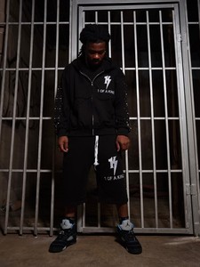 Ensemble streetwear homme personnalisé deux pièces noir : sweat à capuche zippé et short assorti en molleton décontracté - Product Image 3