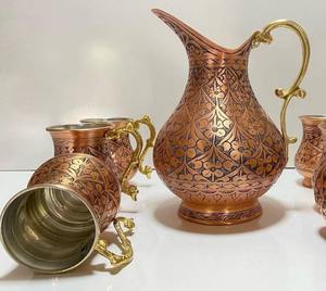 Jarra de cobre tradicional hecha a mano con grabado floral detallado, perfecta para eventos de catering y servicio de hostelería, procedente de la India. - Product Image 2