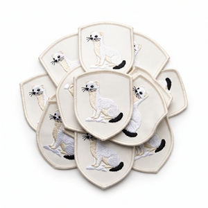Badge personnalisé ovale à carreaux géométriques quatre-quadrants, marron et blanc, avec applique en sergé blanc cassé et bordure marron, fournisseur direct - Product Image 3