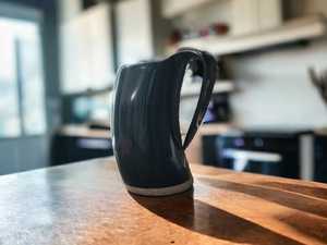 Tasse en corne de buffle faite à la main, tasse à boire en corne naturelle, écologique, passe au lave-vaisselle, verre à vin, vaisselle de bar moderne et luxueuse, cadeau pour la maison - Product Image 1