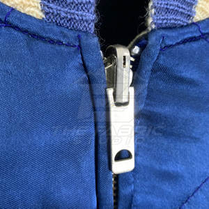 Veste Sukajan élégante brodée avec col montant, logo frontal, écologique et respirante, streetwear d'hiver, tissu satiné lisse - Product Image 3