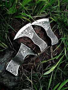 Tête de hache viking sur mesure avec design gravé, 3 lames tranchantes, longueur totale de 11 pouces, acier à haute teneur en carbone, acier Damas, qualité industrielle - Product Image 3