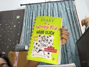 Diario de un niño que no se da cuenta de lo que le pasa, Hard Luck de Jeff Kinney, libro de ficción cómica para niños en formato de bolsillo - Product Image 5