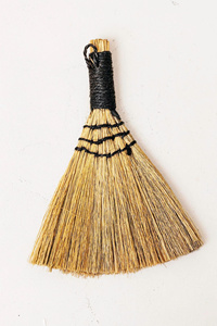 Escoba pequeña de hierba de tigre con recogedor para uso doméstico en la cocina - Materiales naturales, hecha a mano, para limpieza de suelos, mini escobas de paja y hierba - Product Image 5