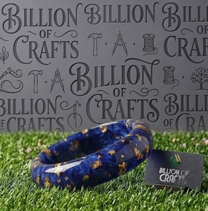 Billion Of Crafts Bracelet en résine époxy fait main, rond, bleu avec des taches dorées, bijou d'art de collection - Product Image 1