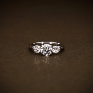 แหวนเพชรทรงกลมเจียระไนแบบบริลเลียนท์ แหวนเพชรสามเม็ดสำหรับหมั้น แหวนเพชร VVS2 ทองคำ 18K สีเหลือง ขาว และโรสโกลด์ - Product Image 1