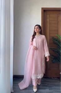 Ensemble élégant de kurta et pantalon droit pour femmes avec dupatta brodée, tenue ethnique haut de gamme, idéal pour les fêtes et les occasions traditionnelles - Product Image 3