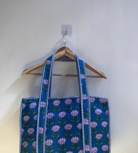Sac fourre-tout vintage en coton matelassé bleu avec motif floral rose et bordure en corde - Product Image 2