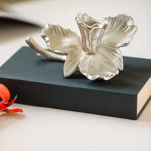 Porte-bougie en forme de fleur, finition argentée, parfait pour la décoration intérieure, centre de table et décoration festive, provenant d'Inde. - Product Image 5