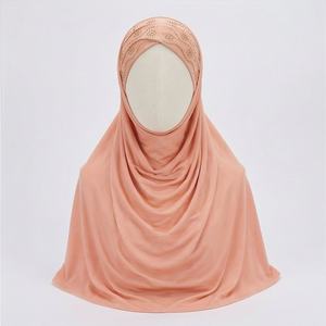 ผ้าคลุมผมฮิญาบสำหรับผู้หญิง น้ำหนักเบา สีสันปรับแต่งได้ ผ้าพันคอวิสโคสพรีเมียม ผ้าคลุมศีรษะแบบไล่สี ผ้าคลุมไหล่แบบออมเบร แฟชั่นมุสลิม นุ่มสบาย ทันสมัย - Product Image 1