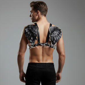 Harnais de poitrine ajustable en similicuir noir avec ailes d'ange et clous dorés - Product Image 2