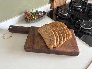 Planche à découper en bois artisanale, design dernier cri, personnalisable, pour accessoires de cuisine, usage domestique, hôtelier et en restauration. - Product Image 2