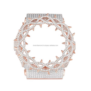 Montre personnalisée de style contemporain avec lunette et boîtier en acier inoxydable, design épuré, finition douce et entièrement sertie de pierres. - Product Image 5