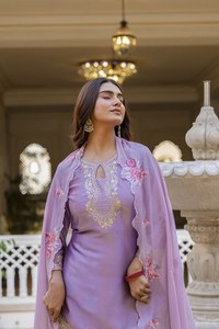 Ensemble de costume élégant en satin de créateur avec broderie codée - Product Image 1
