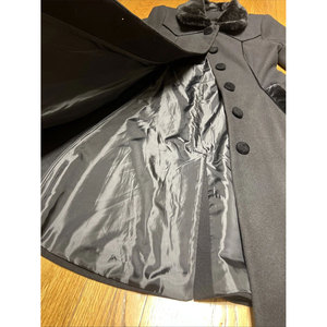 Manteau d'hiver vintage gothique pour femme en mélange de laine avec col et poignets en fausse fourrure - Manteau de princesse évasé et cintré - Product Image 4