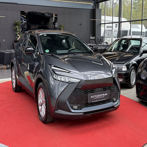 Toyota C-HR Hybride FWD Édition Business Phares LED Avertisseur de sortie de voie Moniteur d'angle mort Système de pré-collision SUV d'occasion - Product Image 2