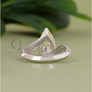 Bague de fiançailles en or blanc 14 carats sertie de diamants jaunes de laboratoire taille poire de 2,51 carats - Product Image 4
